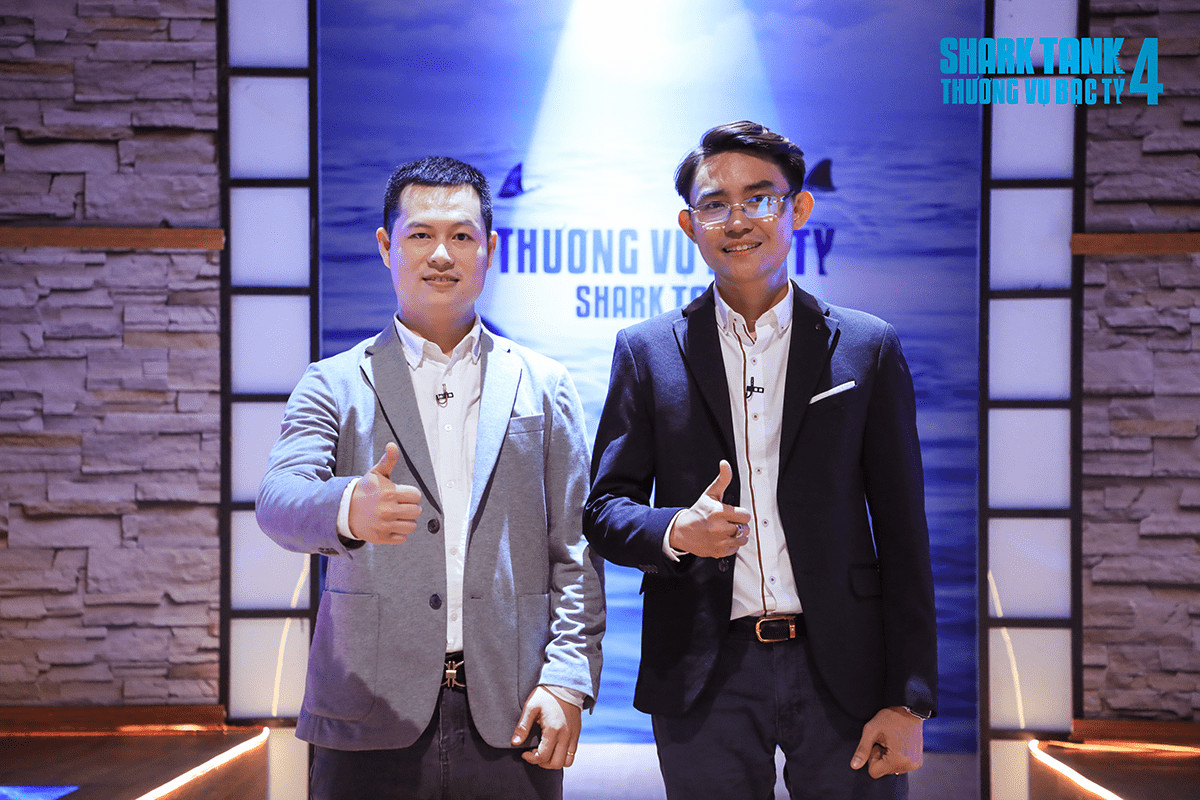 Hai đại diện của CNV Holdings tới gọi vốn tại Shark Tank Việt Nam. (Ảnh: Shark Tank Việt Nam)